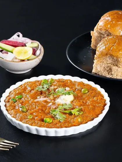 Who says you have to give up your favourite street food? This is my oil-free Pav Bhaji, served with whole wheat pav. I make the bhaji with fresh vegetables and my own homemade masalas, so you get all the flavour without the guilt.