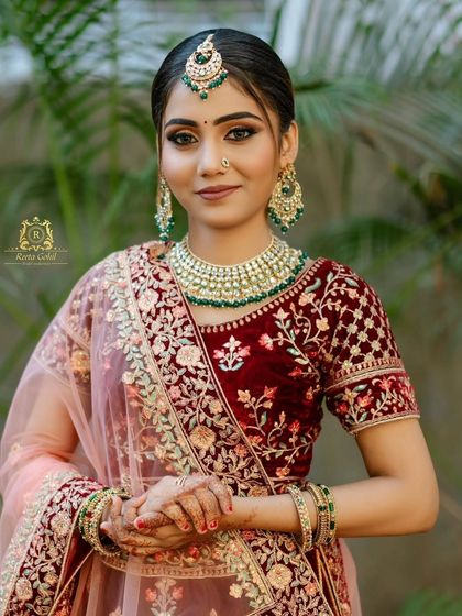 A complete bridal look featuring a heavy, gold-plated Kundan necklace, haath phool, and maang tikka, all available for rent.