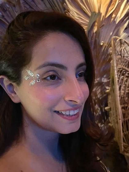 A delicate and elegant leaf design made from silver gems. This is a subtle yet beautiful way to wear face embellishments.