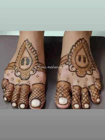 A simple and cute design for the feet, featuring baby footprints inside a paisley shape, perfect for a baby shower.