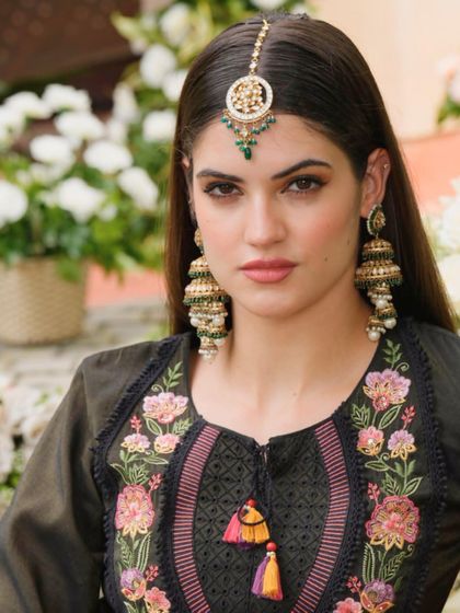 This model is glowing in our rental jewels. The statement jhumkas and maang tikka are perfect for adding a touch of elegance to any ethnic outfit.