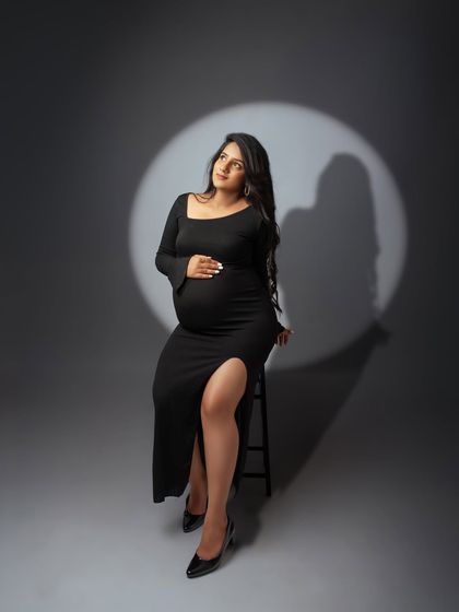 Using a spotlight creates a dramatic, theatrical effect. This seated portrait is both modern and artistic, putting the beautiful mom to be in the spotlight she deserves.