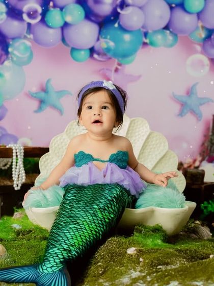 A full view of the enchanting mermaid setup, complete with a treasure chest, pearls, and a vibrant balloon arch creating an under-the-sea atmosphere.