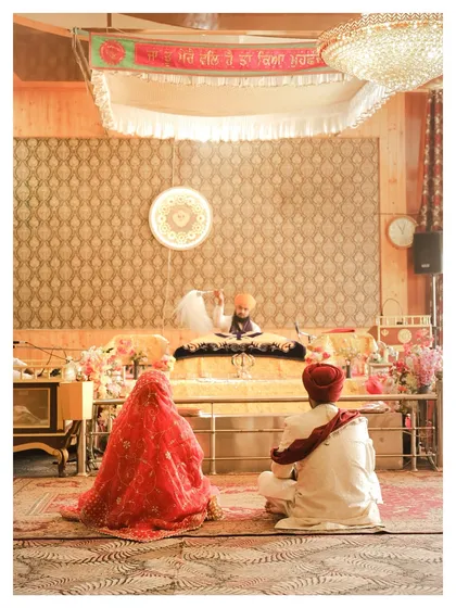 A serene and respectful capture of an Anand Karaj ceremony in a Gurudwara. I have experience shooting various traditional ceremonies, ensuring the sanctity and beauty of each ritual is preserved.