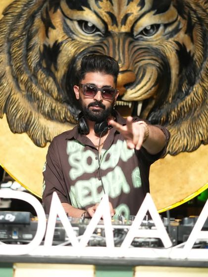 Rocking a "Social Media" shirt in front of the Badmaash tiger.