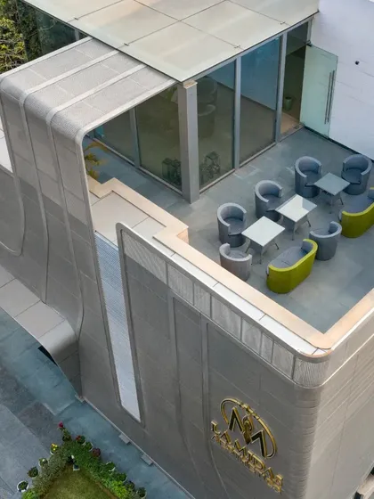 The rooftop cafe at La Midas Wellness Centre provides a serene escape. This space allows visitors to rejuvenate and reconnect with nature, extending the wellness experience to an open-air environment.