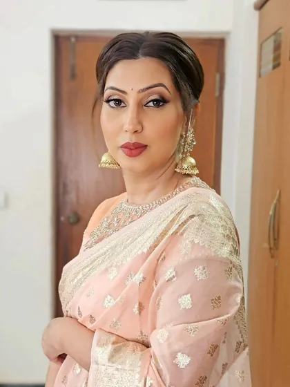 The final look. Prerna looks elegant and timeless in her peach saree.