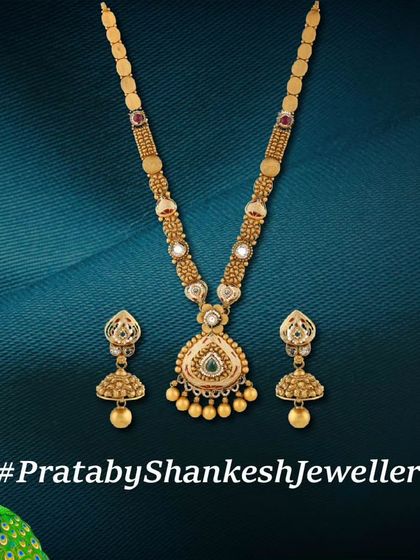Sophistication that transcends time. This long antique necklace set from our Pratab collection features a classic design with jhumki-style earrings, a guaranteed favourite.