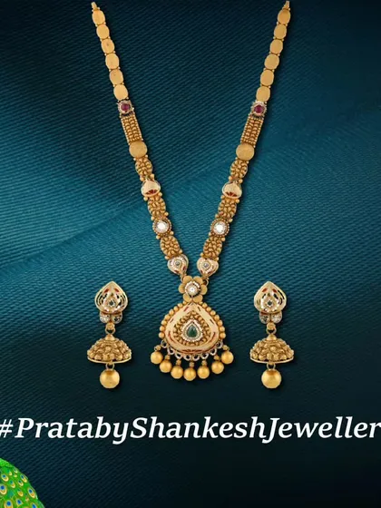 Sophistication that transcends time. This long antique necklace set from our Pratab collection features a classic design with jhumki-style earrings, a guaranteed favourite.
