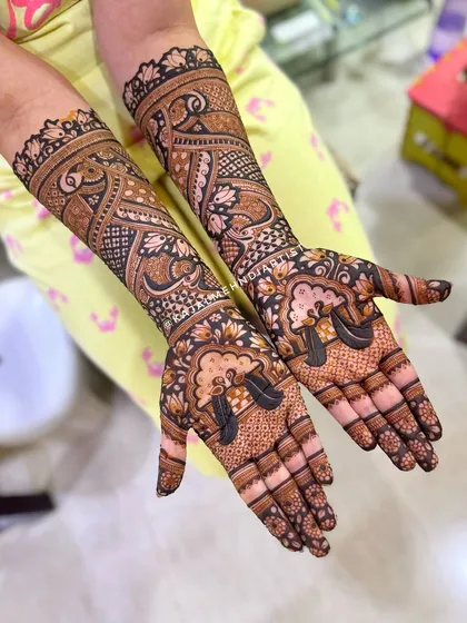 This design features charming cloud and bird motifs, adding a touch of whimsy to the traditional bridal henna.