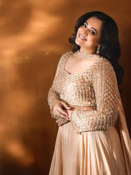 A final, radiant shot of Spruha Varad's complete look for the Filmfare Awards.