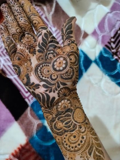 Another view of the Khafeef henna, showcasing its unique and stylish pattern.