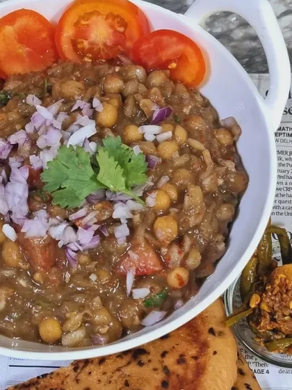 My Matra Kulcha is a healthy and delicious option, made with zero oil. The matra is cooked until tender with aromatic spices and served with soft kulchas, pickled green chillies, and fresh onions.
