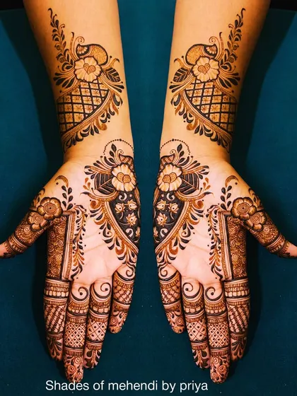 I love creating these floral designs. This symmetrical pattern combines flowers with traditional jaali (net) work for a very elegant look.