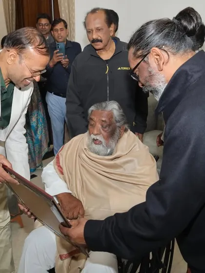 Presenting the framed caricature to Shri Shibu Soren on his 81st birthday.