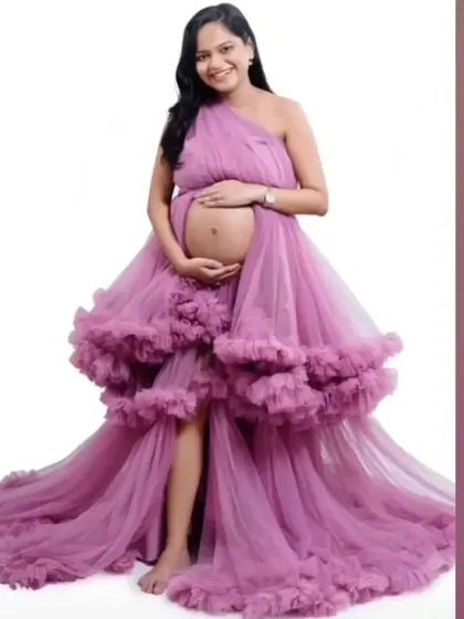 This lightweight yet luxurious pink net gown features a high slit and a three-in-one convertible design. It's perfect for creating a variety of stunning maternity looks.