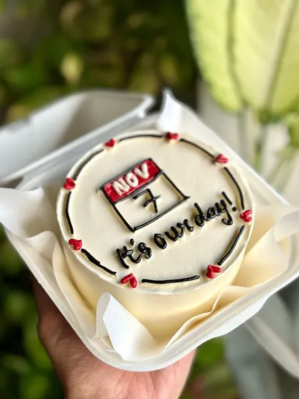 Another view of the calendar bento cake, neatly packed in its eco-friendly box, ready to make someone's day.
