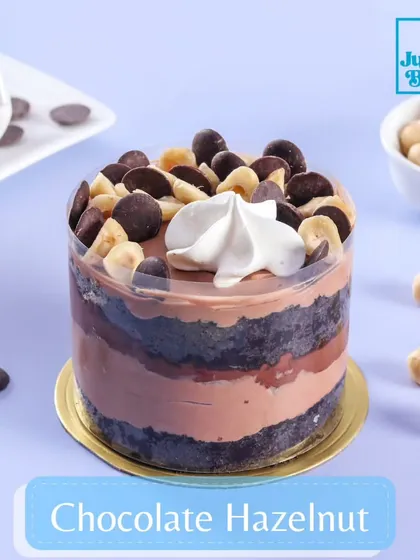 Indulge in our Chocolate Hazelnut mini dessert. This rich treat features layers of chocolate sponge and creamy hazelnut mousse, topped with whole hazelnuts and chocolate chips for extra crunch and flavor.