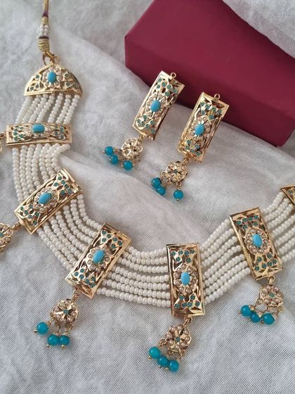 The 'Apsara' set in a beautiful turquoise blue. The colour adds a fresh, modern feel to the traditional Jadau design, making it a unique addition to your jewellery collection.