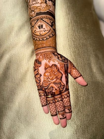 A close-up of the palm from the baby shower design, featuring a sweet portrait of an expecting couple.