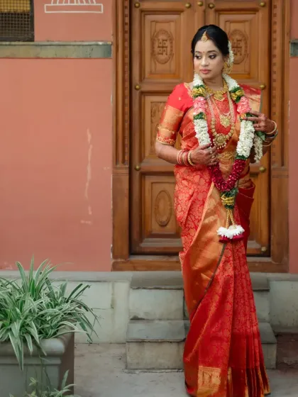 Creating an elegant and authentic look for a South Indian bride. The focus here was on classic temple jewelry, a traditional silk saree, and makeup that highlighted her features with defined eyes and a bold lip, respecting the cultural richness of the ceremony.