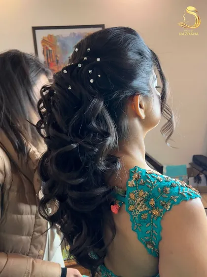 A behind-the-scenes shot of me putting the finishing touches on this textured ponytail.