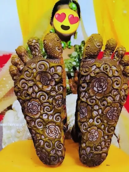 A unique and traditional design covering the bottom of the feet with a dense pattern of roses.