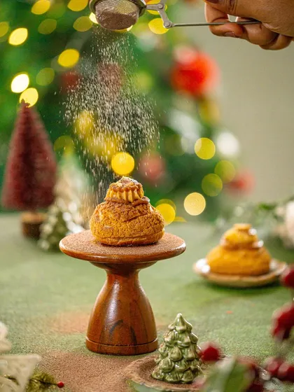 Another frame of the dusting action, showing how to capture the perfect moment of the "snow" falling onto the treat.