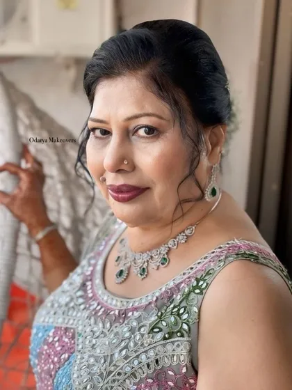 Just glam. A beautiful, glamorous look for this wedding guest, proving that style has no age limit.