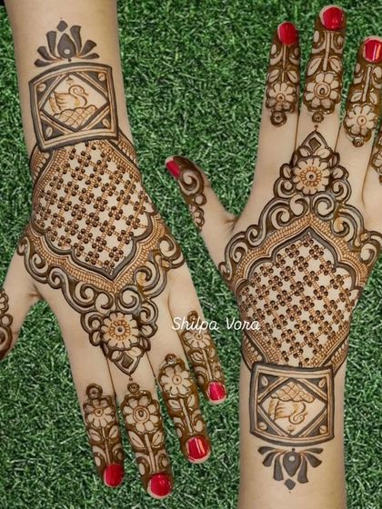 A mirrored shot of the swan design, showcasing its symmetry and elegance, perfect for Hariyali Teej.