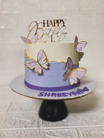 Our almond brittle cake with lavender butterflies, a truly dreamy design.