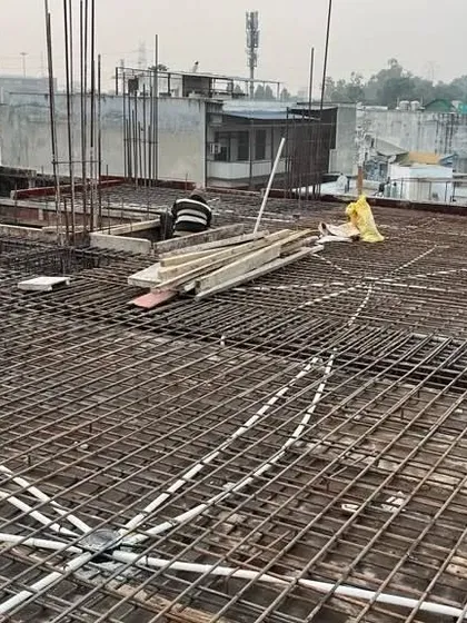 A view of the roof slab under construction. The network of steel rebar and electrical conduits is carefully laid out before the concrete is poured, a critical step that determines the structural integrity and functional layout of the floor above.