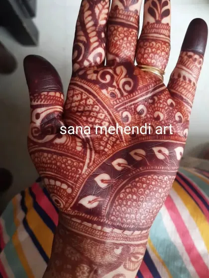 A close-up of the dark henna stain on the palm. The palm always gets the darkest colour, and my natural paste maximizes this result.