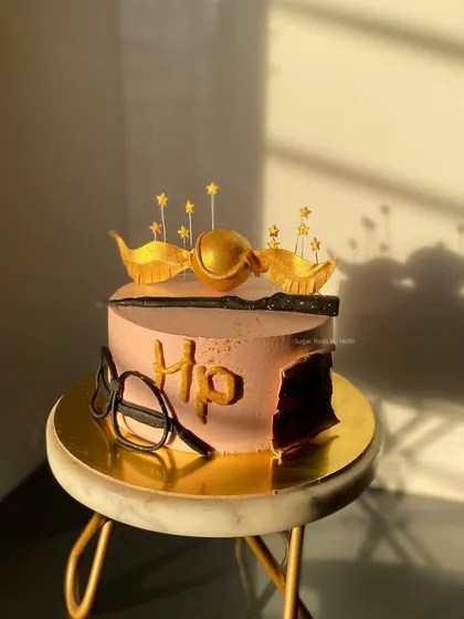Calling all Potterheads! I had so much fun creating this Harry Potter themed cake, complete with a golden snitch and iconic glasses. It’s a magical centerpiece for any fan's birthday.