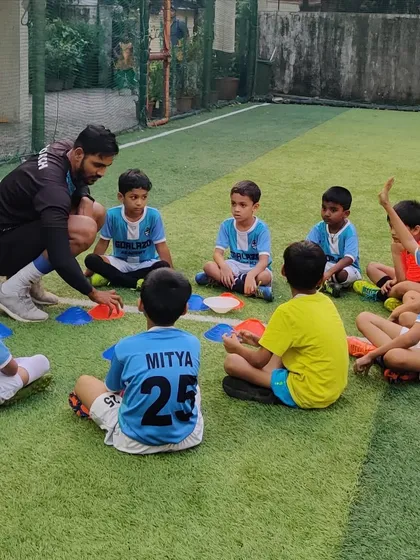 An interactive session where a young player asks a question during a tactical briefing. We encourage curiosity and a deep understanding of the game.