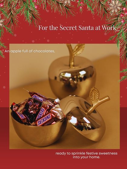 A perfect gift for the Secret Santa at work. This golden apple-shaped jar is ready to be filled with chocolates and sprinkle some festive sweetness.