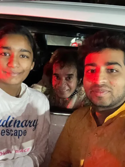 A million-dollar picture for me, getting a selfie and blessings from Ustad Zakir Hussain ji.