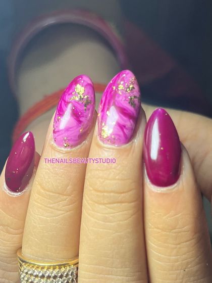 A closer look at the hand-painted marble effect with gold foil, showing the beautiful blend of colors.