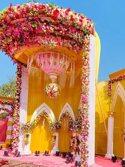 Another daytime shot of the palace-style stage, this time in a yellow and orange color scheme.