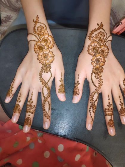Hajira Mehendi Artist - Mehndi Art Classes & Workshops Chic & Minimalist Styles photo 3