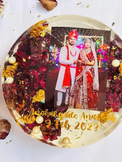 This 8-inch round block has a 50mm depth, creating a substantial and beautiful paperweight or decor piece. It's filled with a couple's wedding photo and preserved flowers.