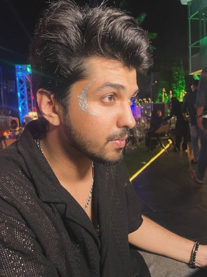 A subtle silver glitter highlight on the cheekbone. This is a great entry-level glitter look for guys who want to try it out.