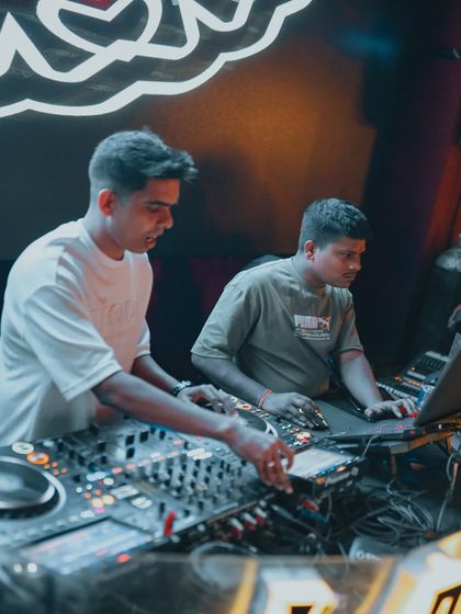 The Vibe: On The Decks & On The Floor photo 34