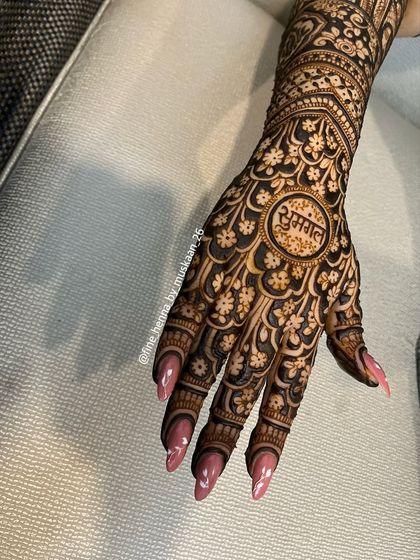 A close-up of the 'Shagun' mehndi design. This is perfect for a roka or engagement ceremony.