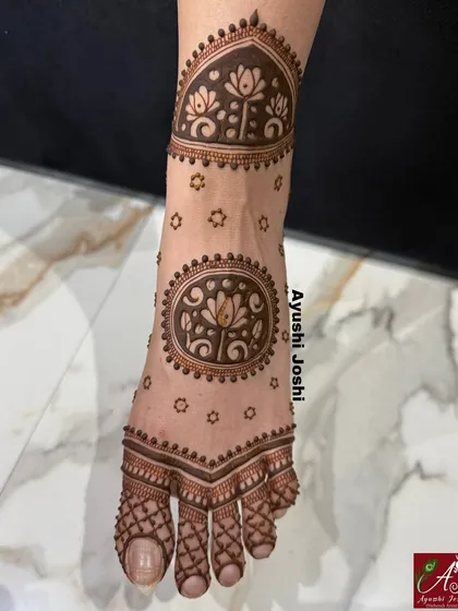 A simple yet beautiful foot design with lotus mandalas and netted patterns on the toes, perfect for a minimalist bride or bridesmaid.