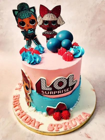 This LOL Surprise! cake is a dream for fans, featuring two fashion-forward dolls, the iconic logo, and a fun pink and blue color scheme.