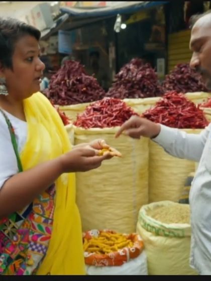 At the spice market, explaining the different varieties of dried red chillies and turmeric that are used in Kolhapuri cuisine.