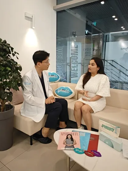 Discussing the nuances of facial aesthetics and thread lifting with Dr. Kim at the Wyne Plastic Surgery Clinic. These one-on-one interactions with global trainers are invaluable.