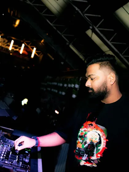'Run it up!' A shot from a gig in Hyderabad, focused and ready to drop the next track.