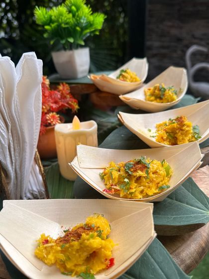 A simple yet delicious starter served in eco-friendly leaf boats. The warm candlelight adds to the beautiful, rustic ambiance of this setup.